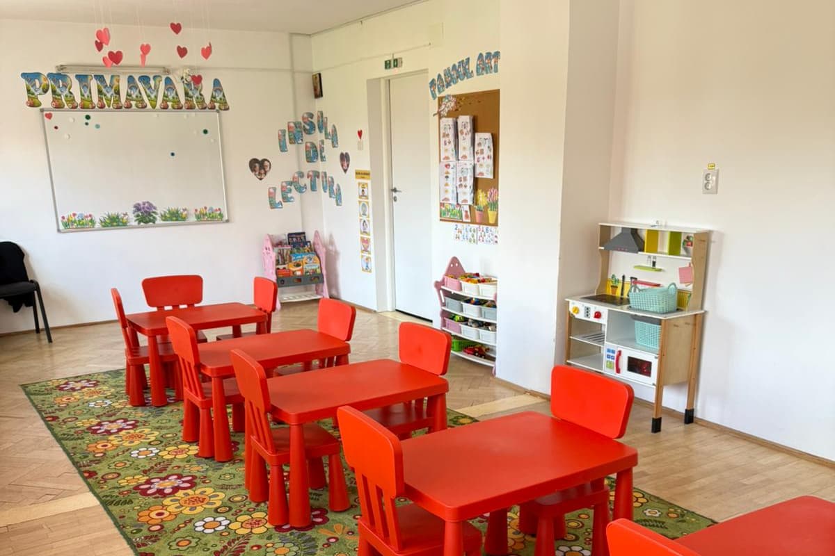 Sala cu bucătăria de jucărie și insula de lectură
