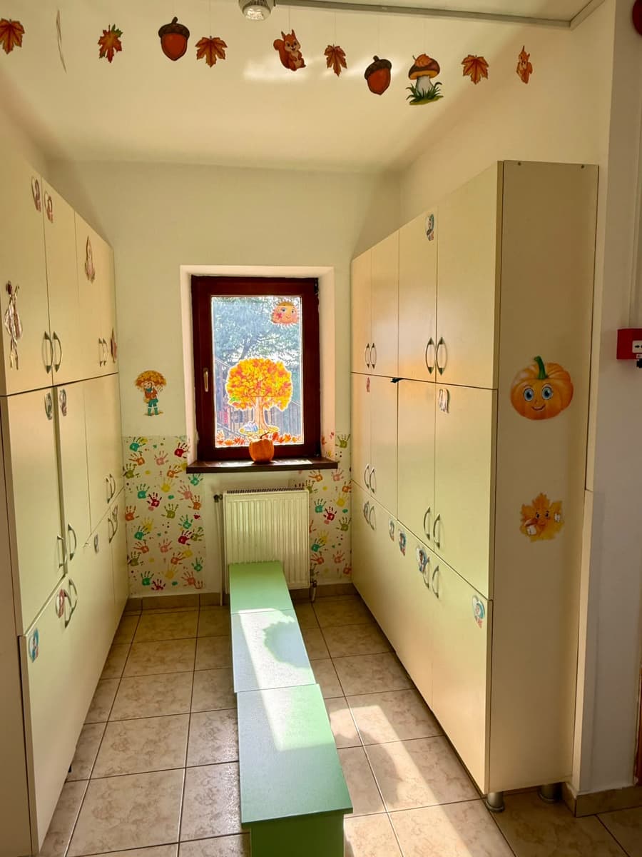 Vestiarul, cu dulăpioare individuale pentru fiecare copil